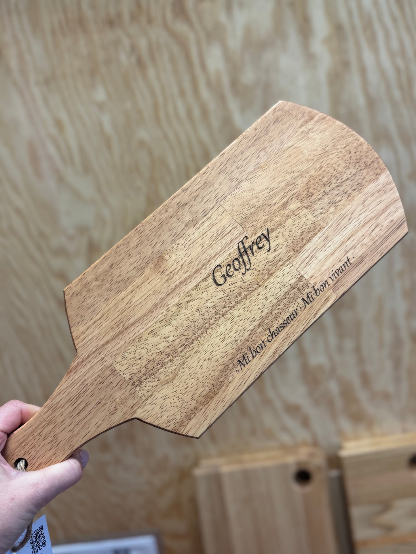 La Planche à découper en bois reversible, gravée personnalisation avec poignée