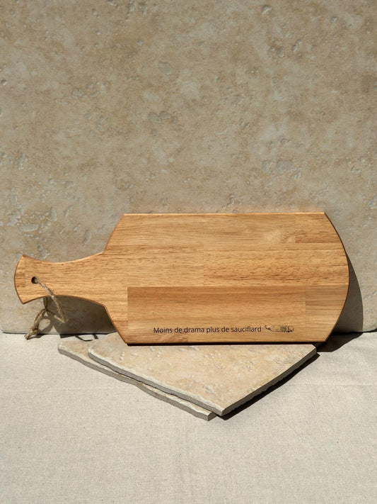 Planche apéro bois gravée Moins de drama plus de sauciflard