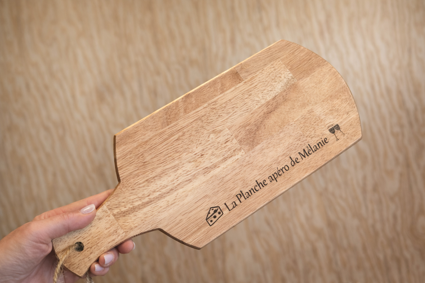 La Planche à découper en bois reversible, gravée personnalisation avec poignée