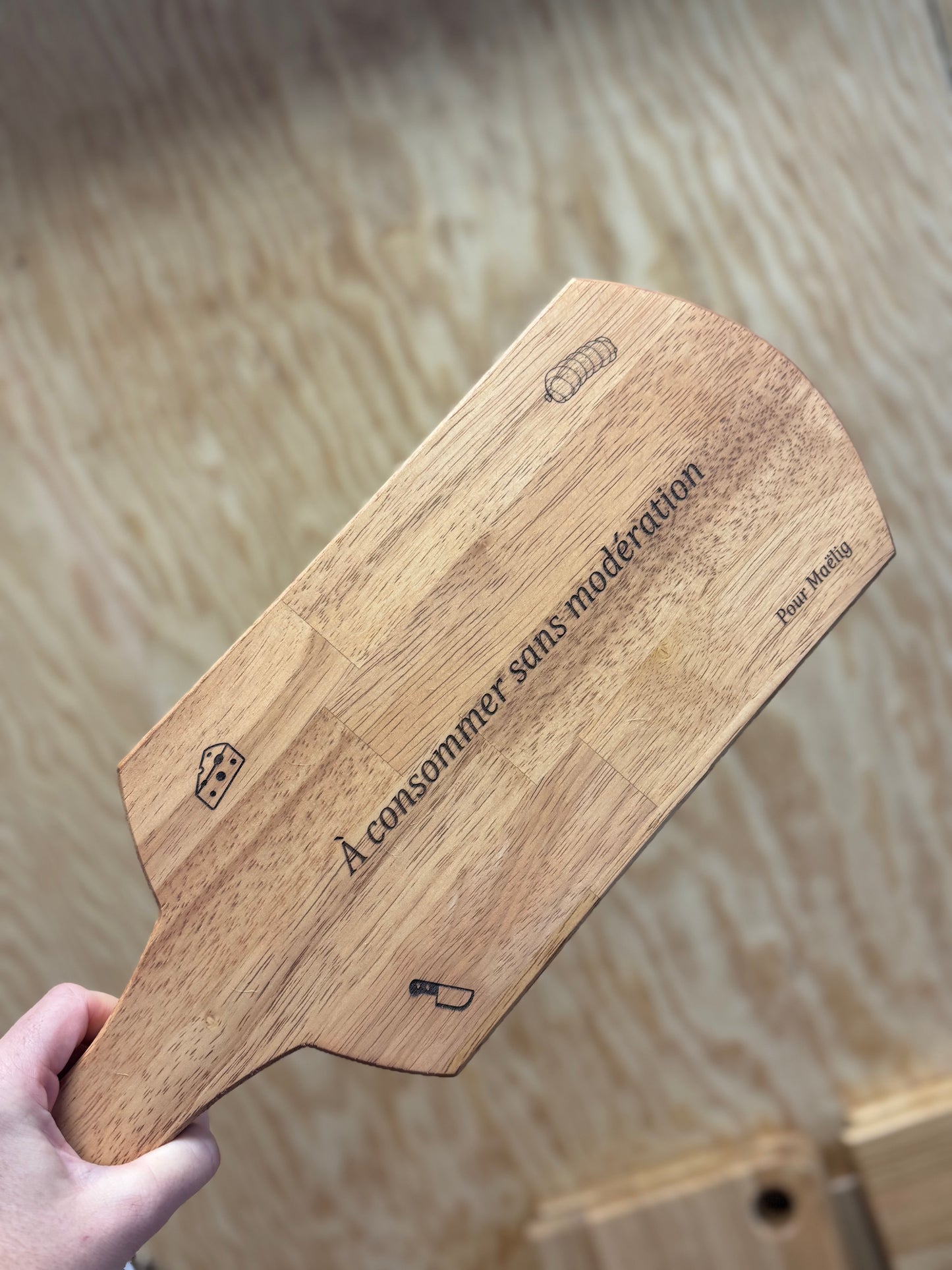 La Planche à découper en bois reversible, gravée personnalisation avec poignée