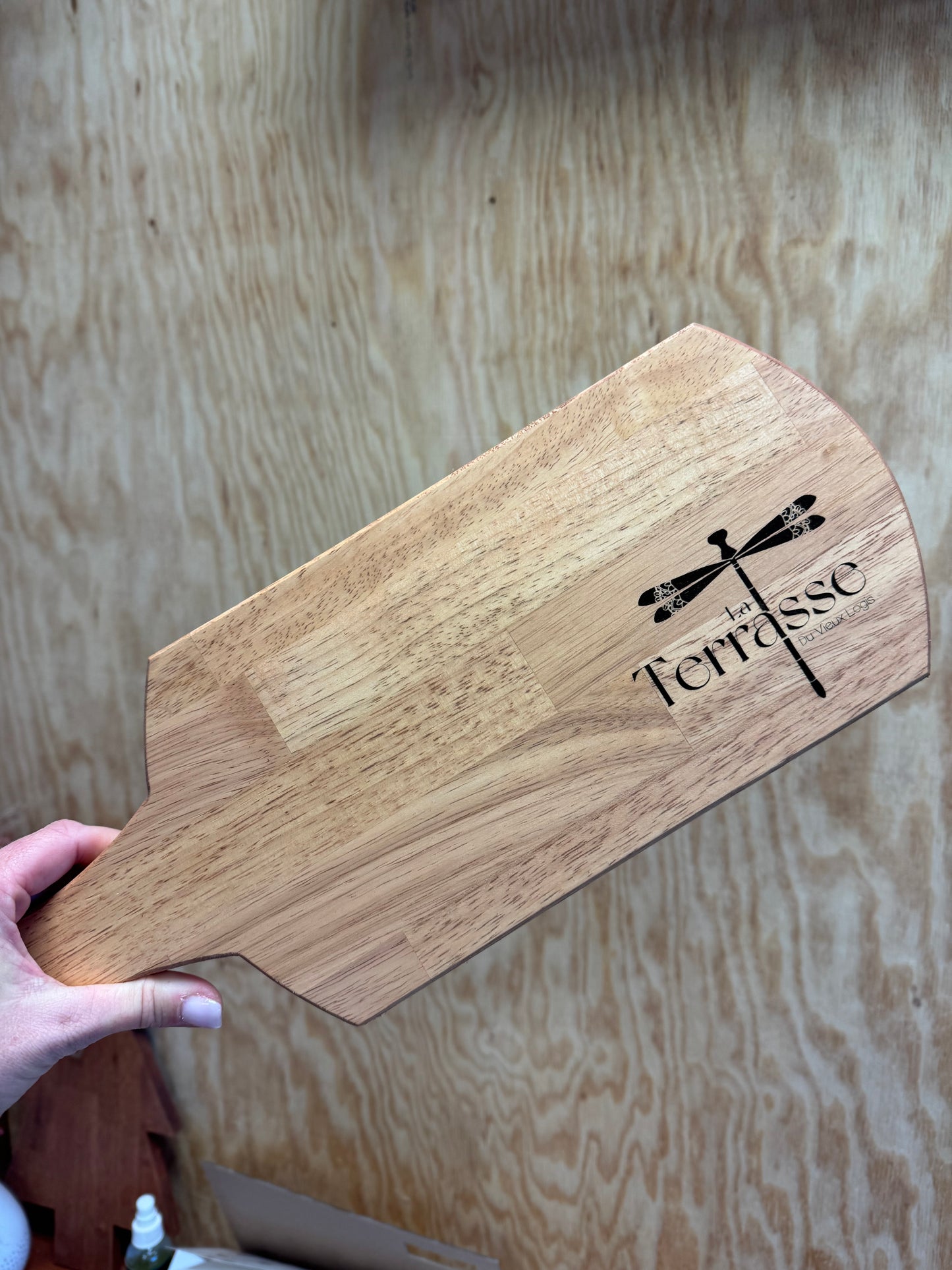 La Planche à découper en bois reversible, gravée personnalisation avec poignée