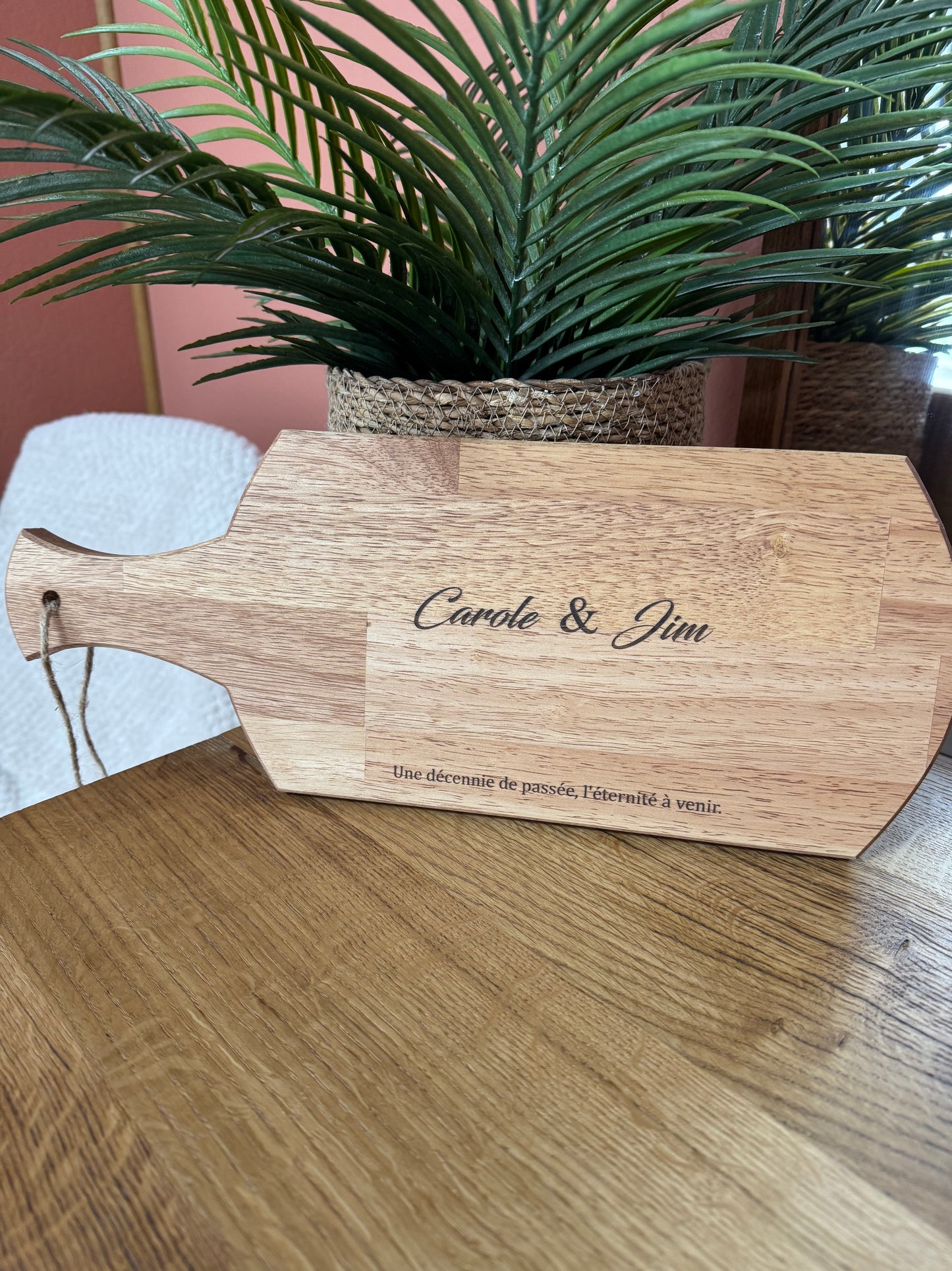 La Planche à découper en bois reversible, gravée personnalisation avec poignée