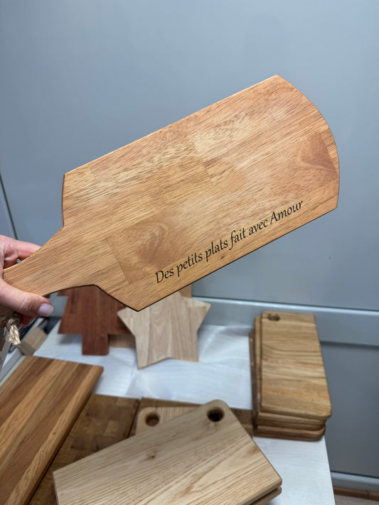 La Planche à découper en bois reversible, gravée personnalisation avec poignée