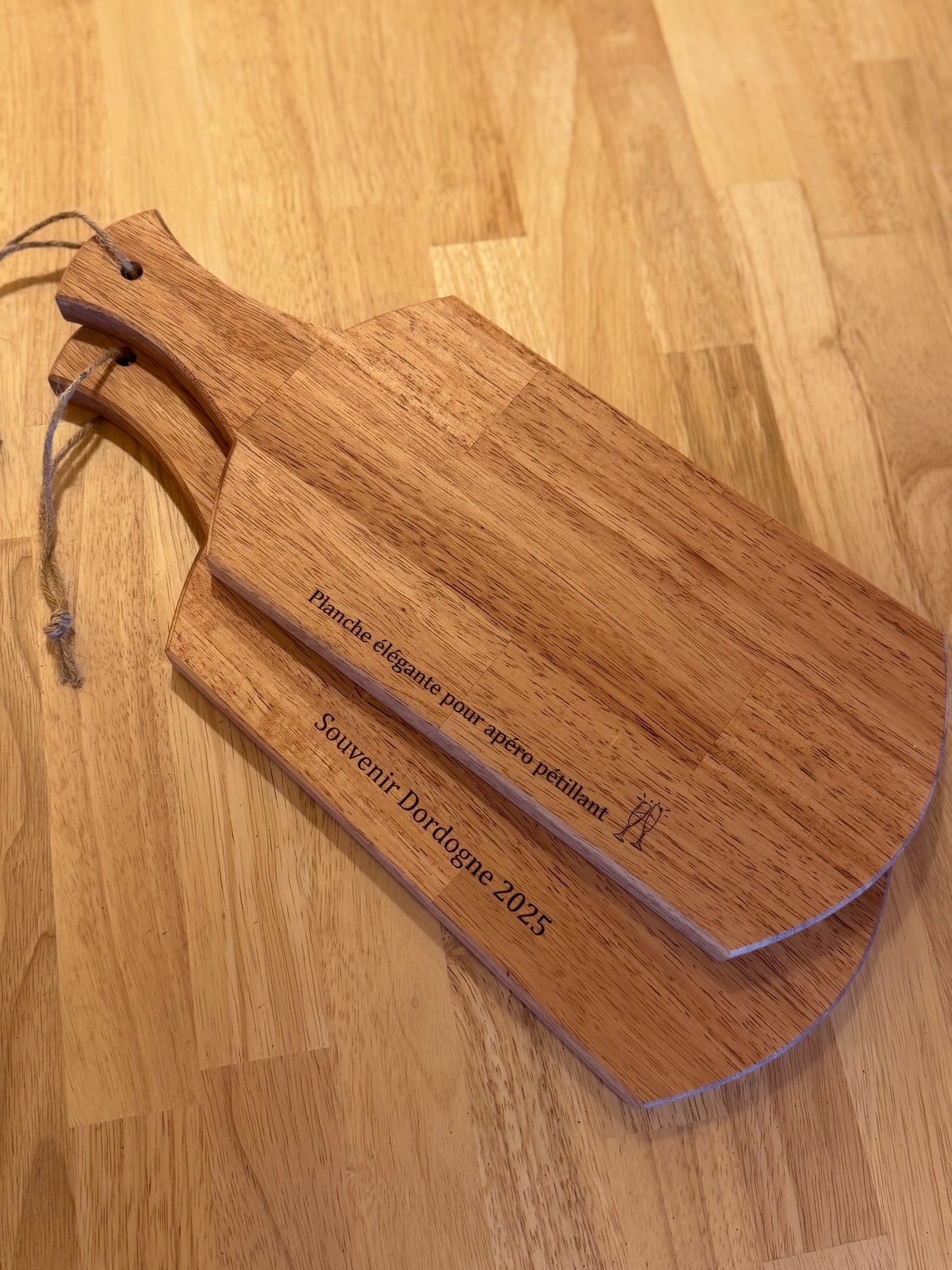La Planche à découper en bois reversible, gravée personnalisation avec poignée