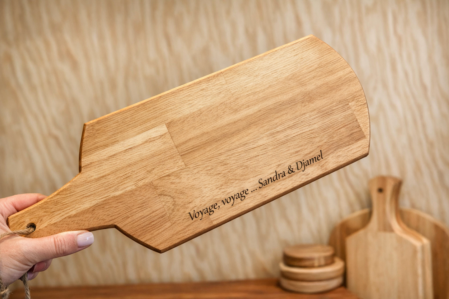 La Planche à découper en bois reversible, gravée personnalisation avec poignée