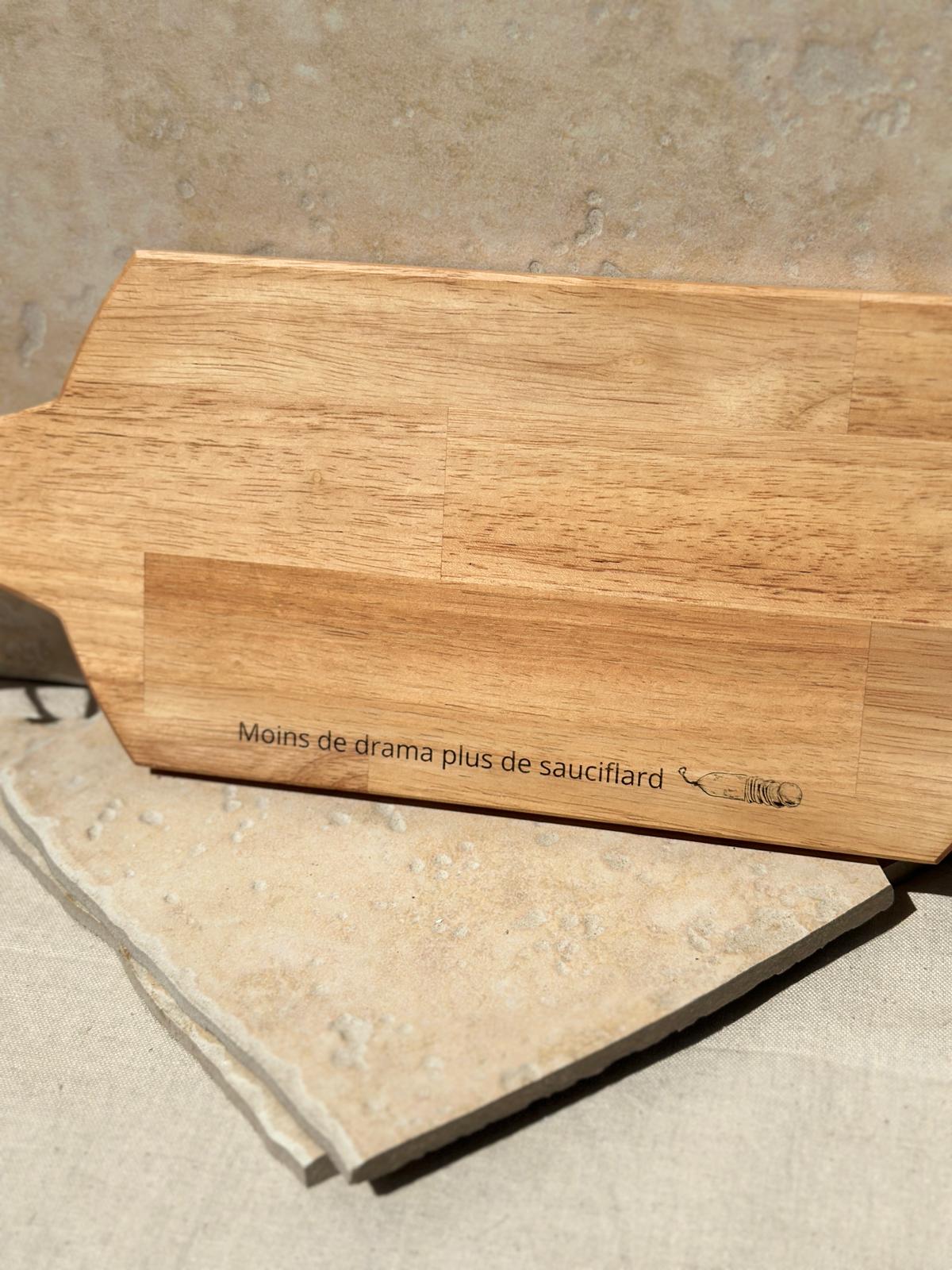 Planche apéro bois gravée Moins de drama plus de sauciflard