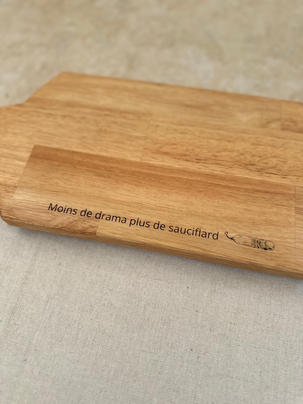 Planche apéro bois Moins de drama plus de sauciflard