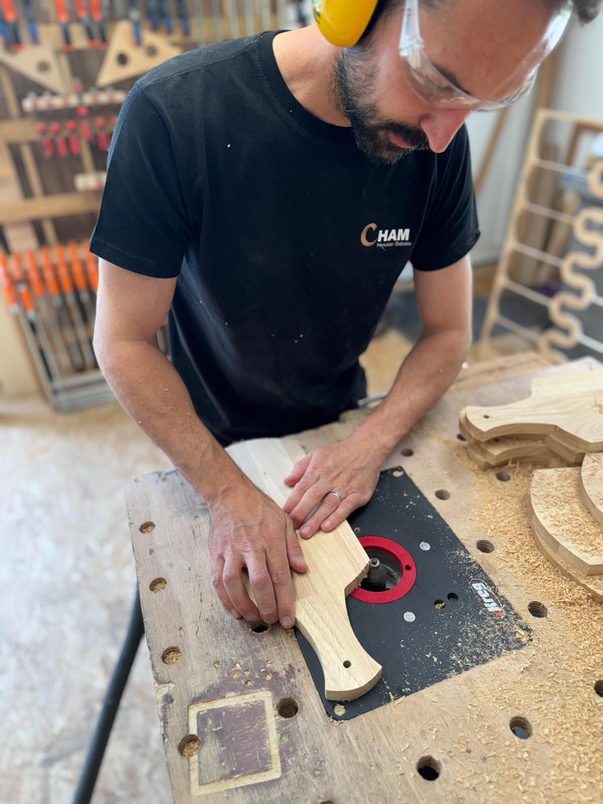 La Planche à découper en bois reversible, gravée personnalisation avec poignée