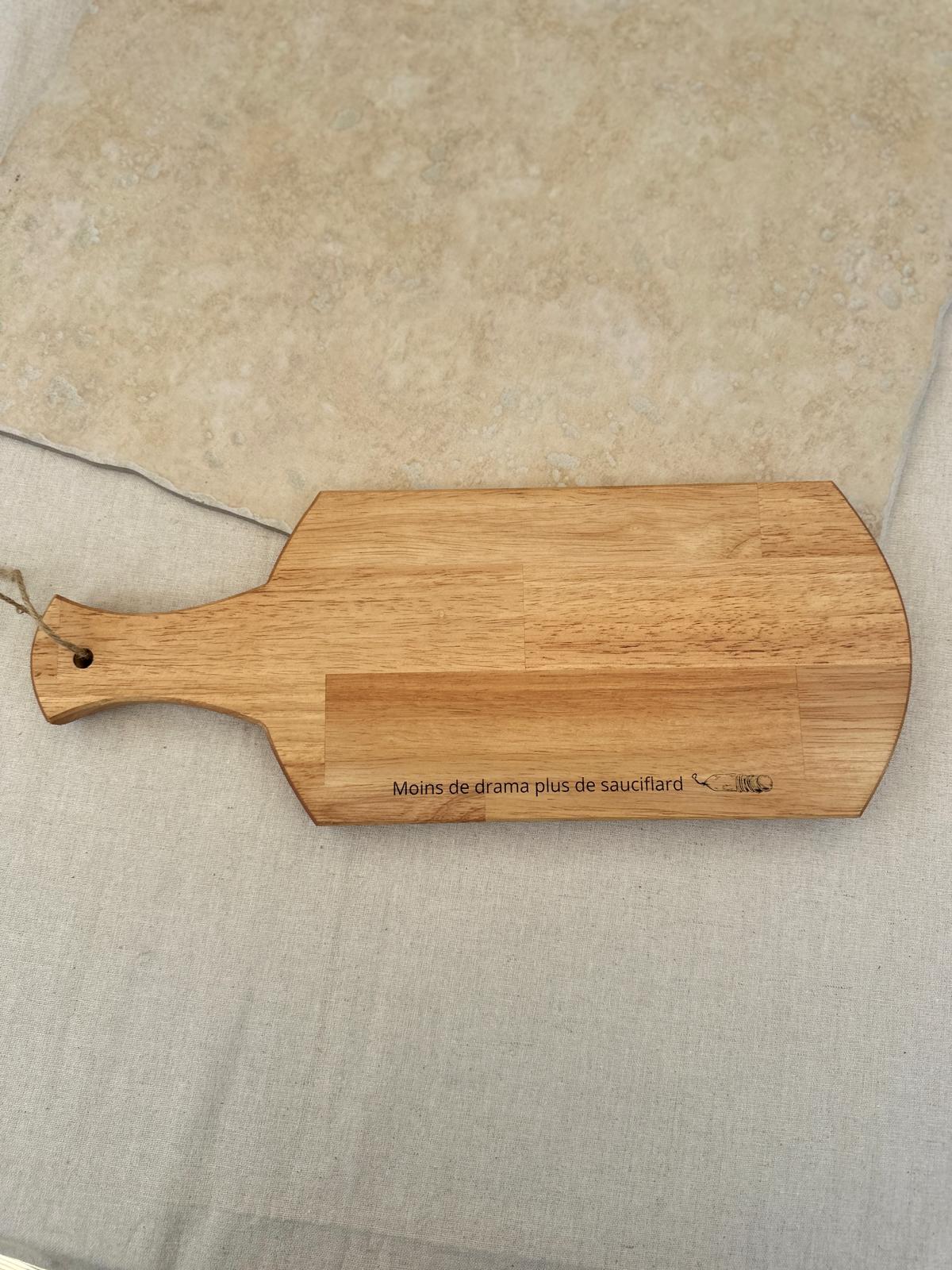 Planche apéro bois gravée Moins de drama plus de sauciflard
